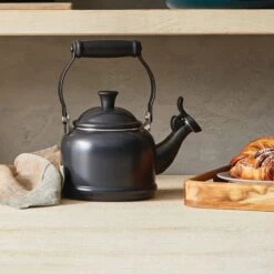 Le Creuset 1.25 Qt. Demi Kettle Tea Pot | Licorice 6 Le Creuset 1.25 Qt. Demi Kettle Tea Pot | Licorice -Cooking Master rs12764 200716 deepteallicoricemeringuestoneshelfalt ret