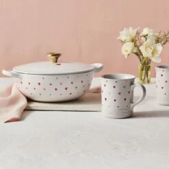 Le Creuset L'Amour Collection 14oz Mug With Heart Applique | White 9 Le Creuset L'Amour Collection 14oz Mug With Heart Applique | White -Cooking Master rs13357 201020 lecreuset lamourcollection 0474 ret 2