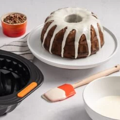Le Creuset 11.75" Stoneware Cake Plate | White 7 Le Creuset 11.75" Stoneware Cake Plate | White -Cooking Master rs16336 p05 bundt cake pan
