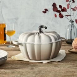 Le Creuset 4 Qt. Pumpkin Cocotte | Meringue 12 Le Creuset 4 Qt. Pumpkin Cocotte | Meringue -Cooking Master rs17157 220511 lecreuset pumpkincocotte meringue sqret