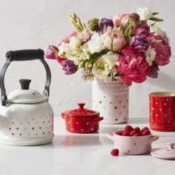 Le Creuset L'Amour 1 Qt. Utensil Crock With Heart Applique | White -Cooking Master rs18294 221017 lecreuset lamourcollection horiz ret 2 2