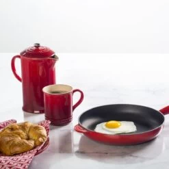 Le Creuset 9" Classic Skillet | Cerise -Cooking Master rs6430 petitdejeuner2