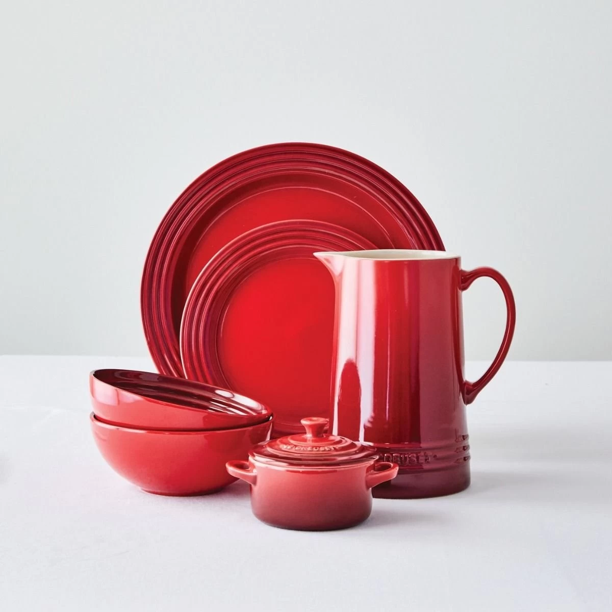 Le Creuset 10.5" Dinner Plates - Set Of 4 | Cerise/Cherry Red 3 Le Creuset 10.5" Dinner Plates - Set Of 4 | Cerise/Cherry Red - Image 3