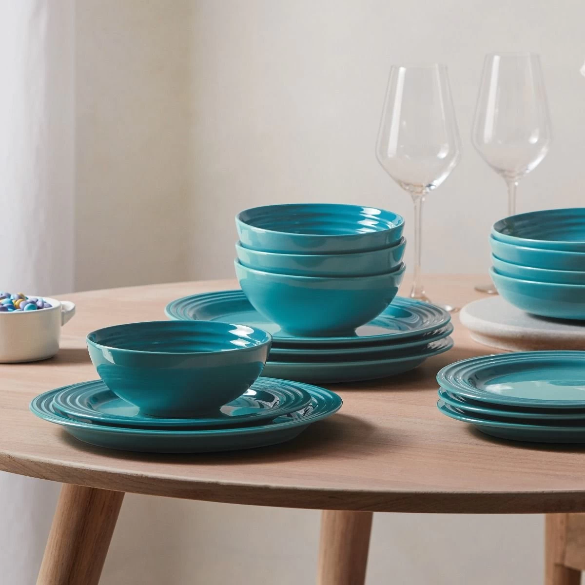 Le Creuset 10.5" Dinner Plates - Set Of 4 | Caribbean Blue 2 Le Creuset 10.5" Dinner Plates - Set Of 4 | Caribbean Blue - Image 2