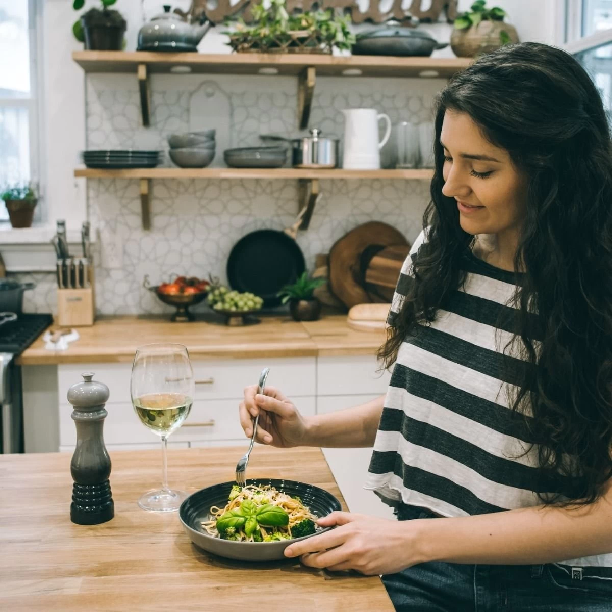 Le Creuset 8.5" Pasta Bowls - Set Of 4 | Oyster Grey 2 Le Creuset 8.5" Pasta Bowls - Set Of 4 | Oyster Grey - Image 2