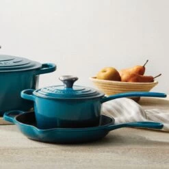 Le Creuset 9" Signature Enameled Cast Iron Skillet | Deep Teal 8 Le Creuset 9" Signature Enameled Cast Iron Skillet | Deep Teal -Cooking Master teal2 1